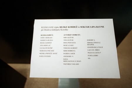 Klekljane čipke Rezke Kordež in Sekcije Lipa Ravne pri Društvu klekljaric Koroške  odprtje občasne razstave (10)